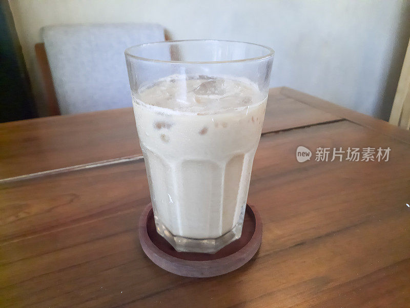 一杯冰鲜奶。Susu Segar报道。饮料菜单